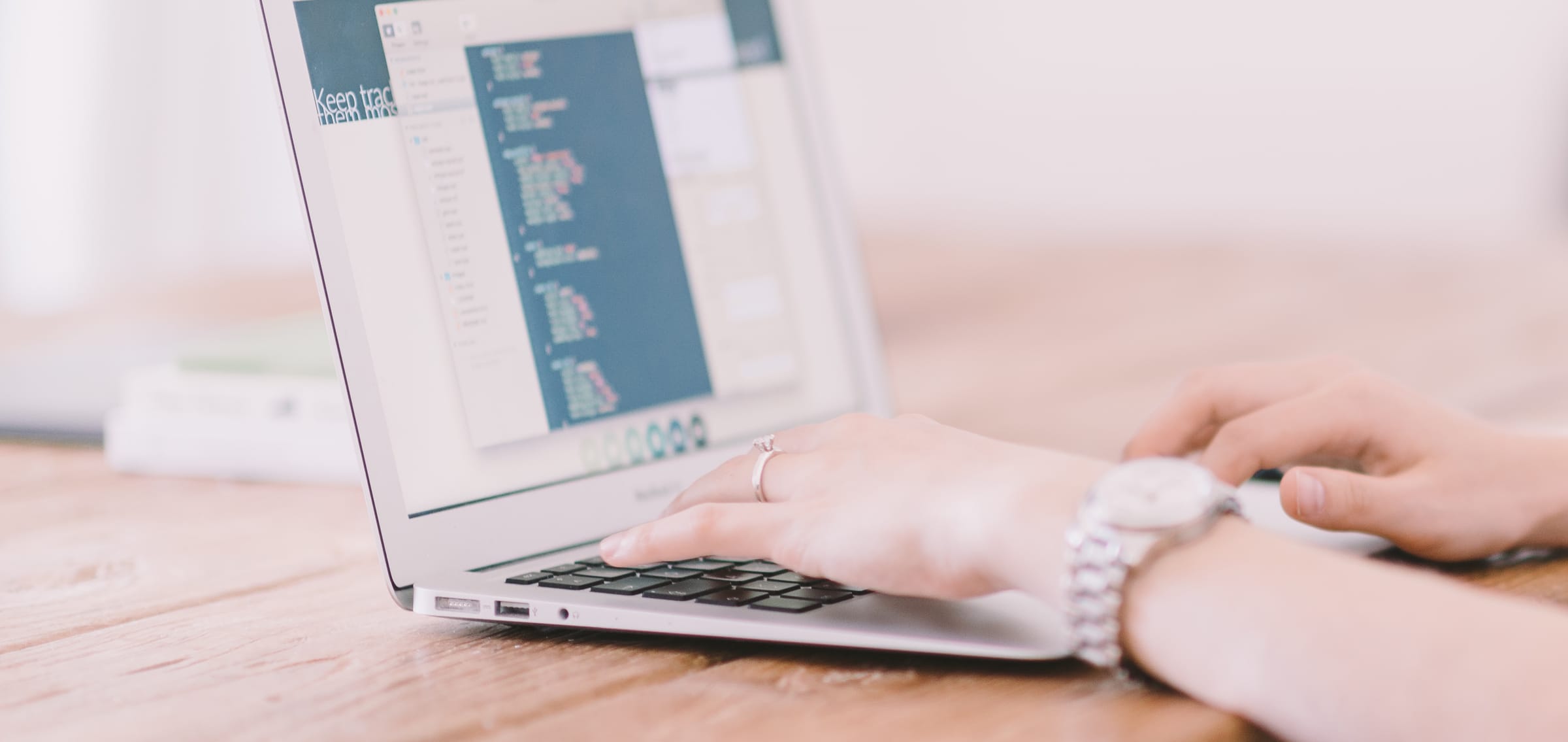Personas programando en un portátil